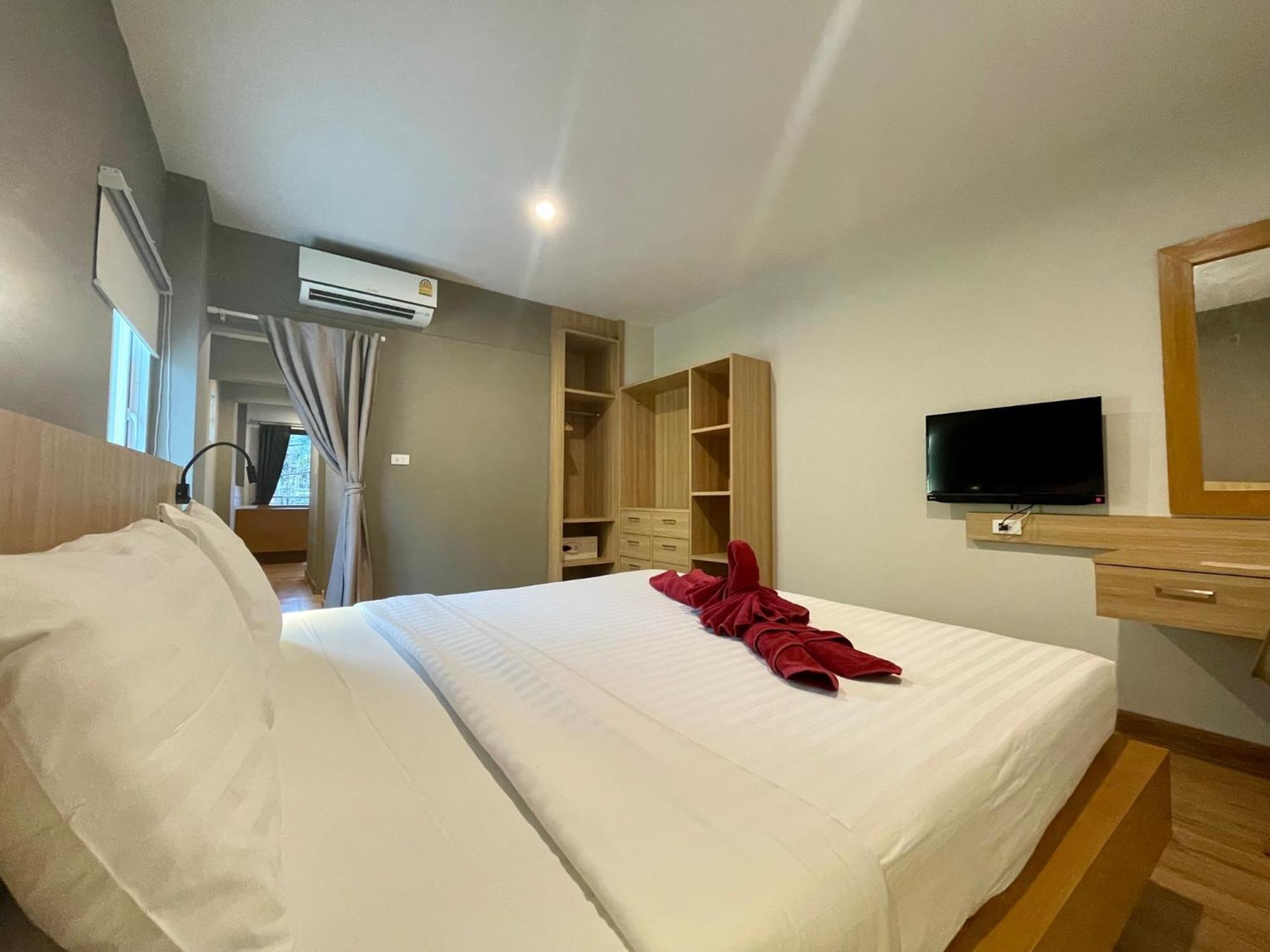 Room Actually Service Apartment Karon Esterno foto