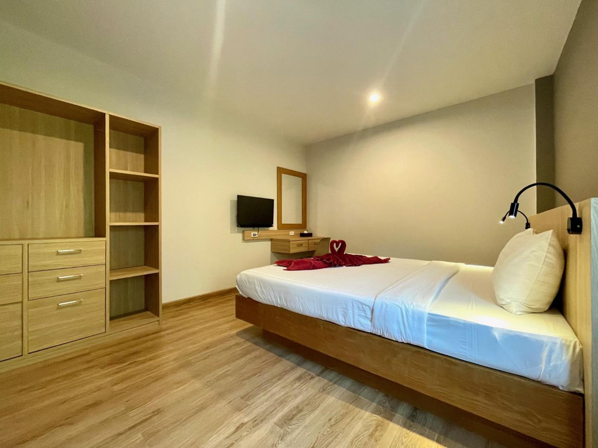 Room Actually Service Apartment Karon Esterno foto