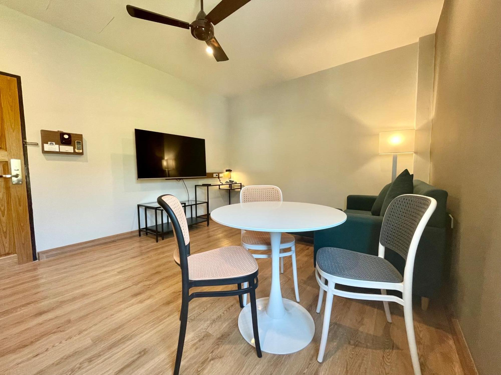 Room Actually Service Apartment Karon Esterno foto
